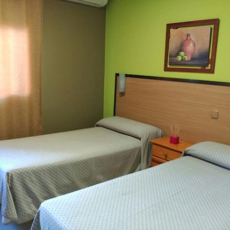 Hostal Ds Velilla de San Antonio Exteriör bild