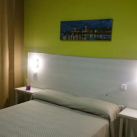 Hostal Ds Velilla de San Antonio Exteriör bild