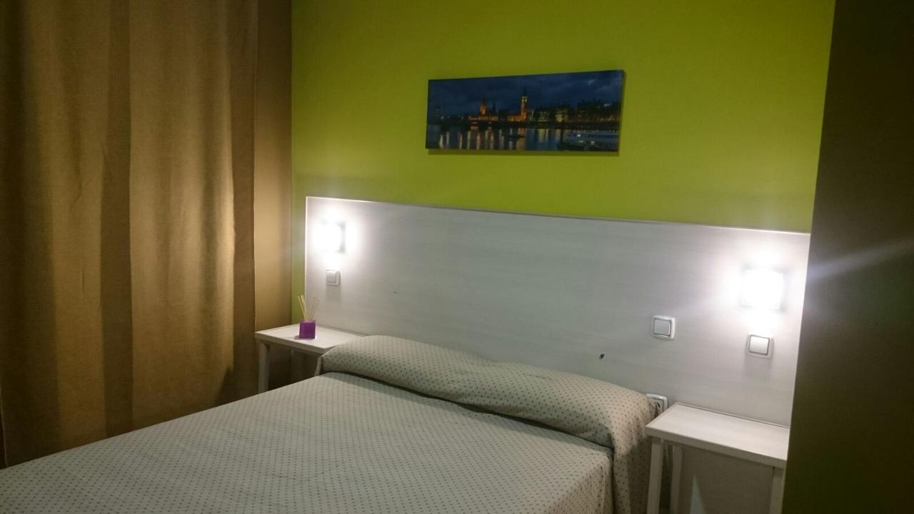 Hostal Ds Velilla de San Antonio Exteriör bild